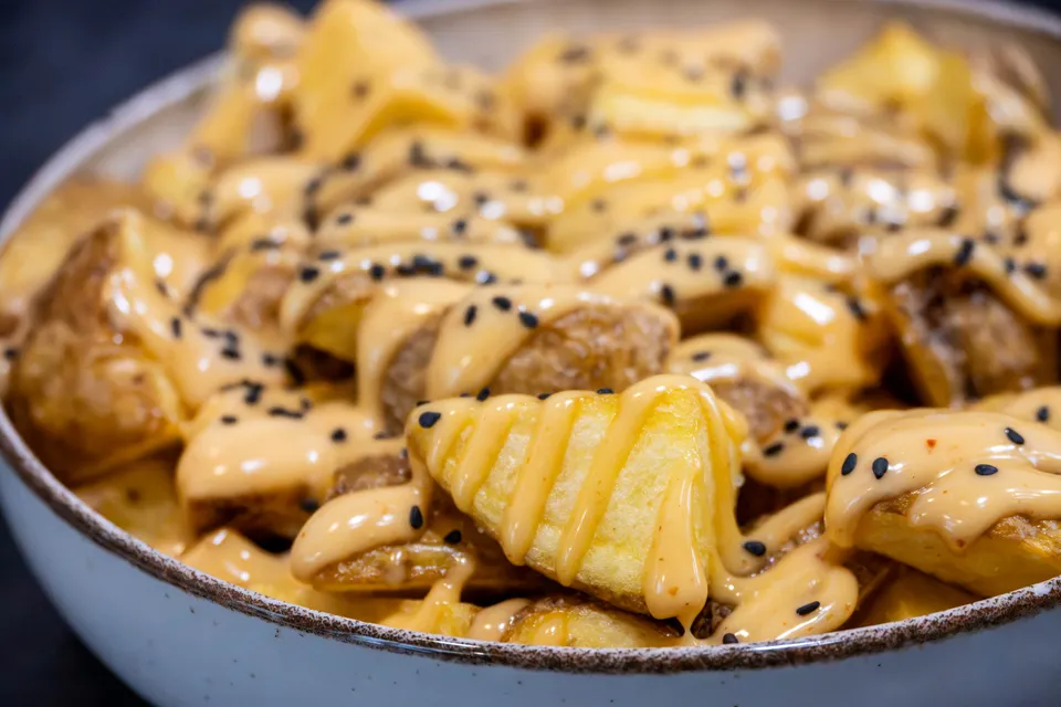 Las Bravas de Mara con su salsa y sésamo negro
