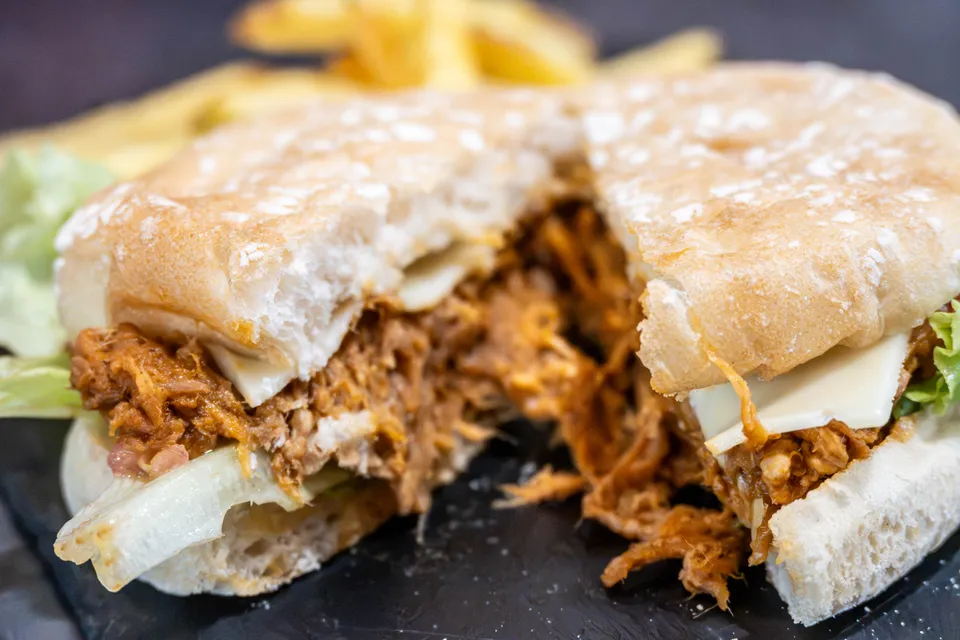 Hamburguesa de pulled pork partida por la mitad
