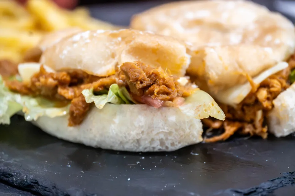 Pulled pork con lechuga en pan partido