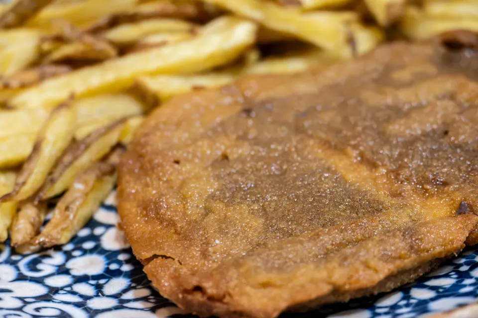 Cachopo con patatas fritas