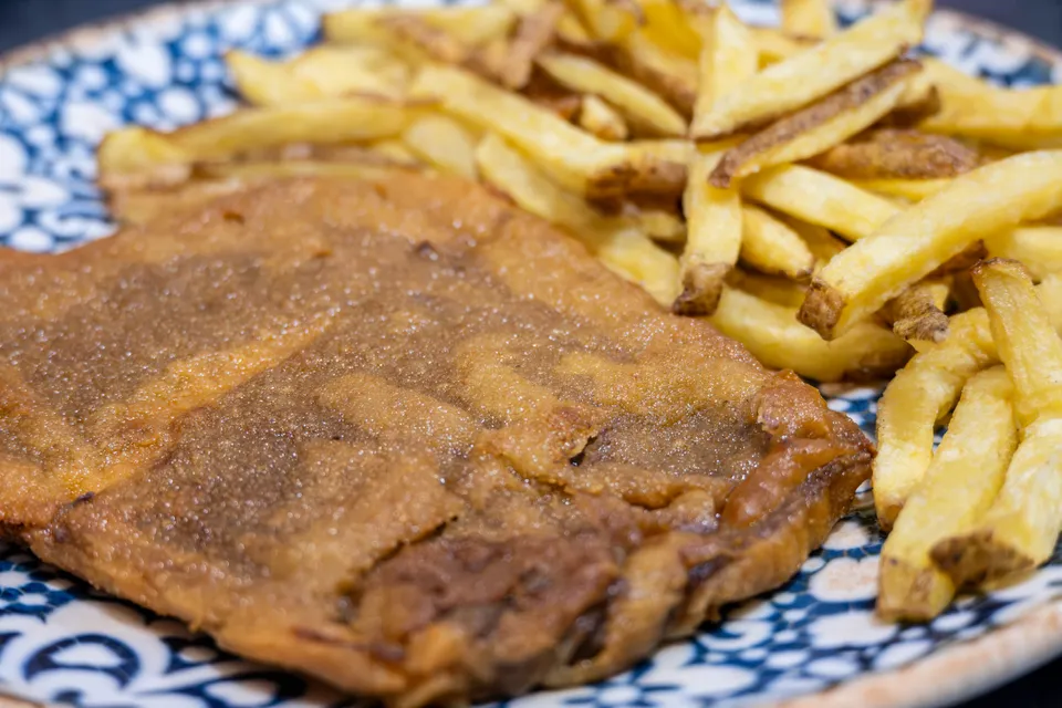 Cachopo con patatas fritas