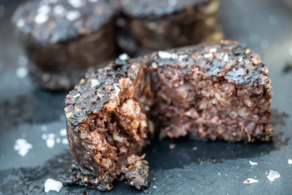 Rodaja de morcilla de Medina de Pomar abierta