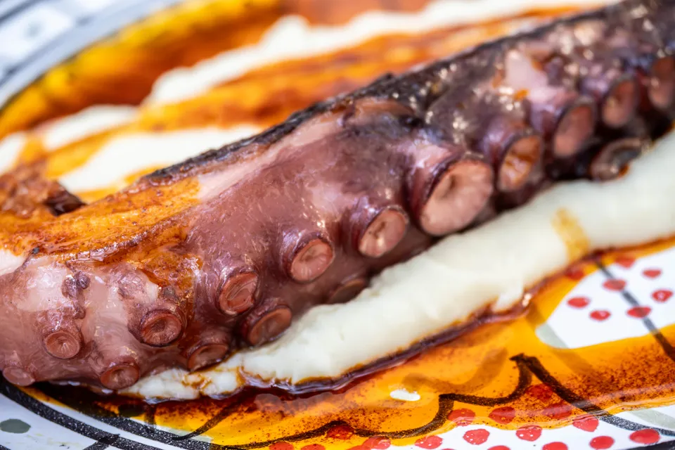 Pata de pulpo sobre puré con pimentón