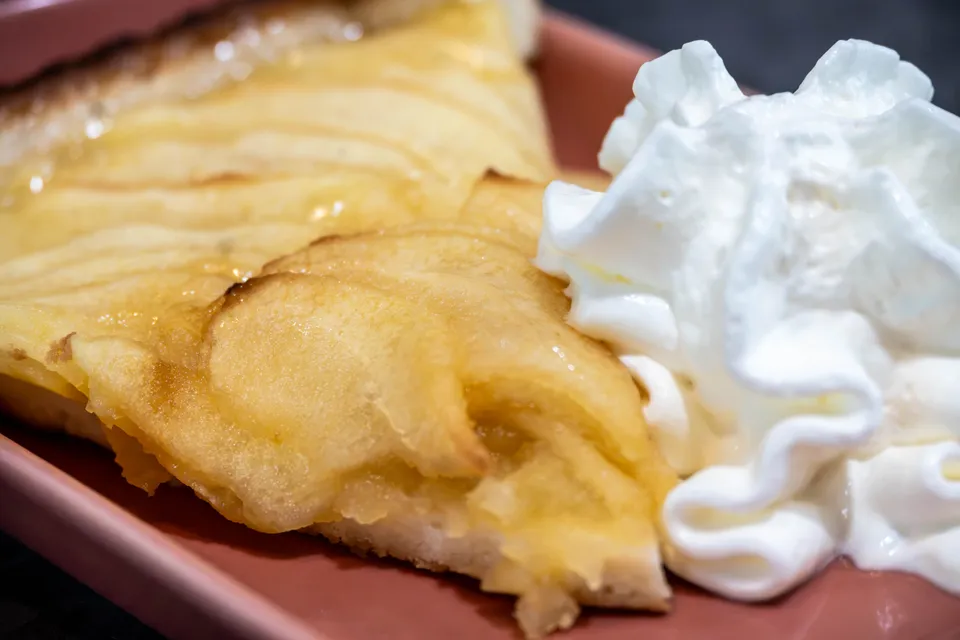 Porción de tarta de manzana con nata