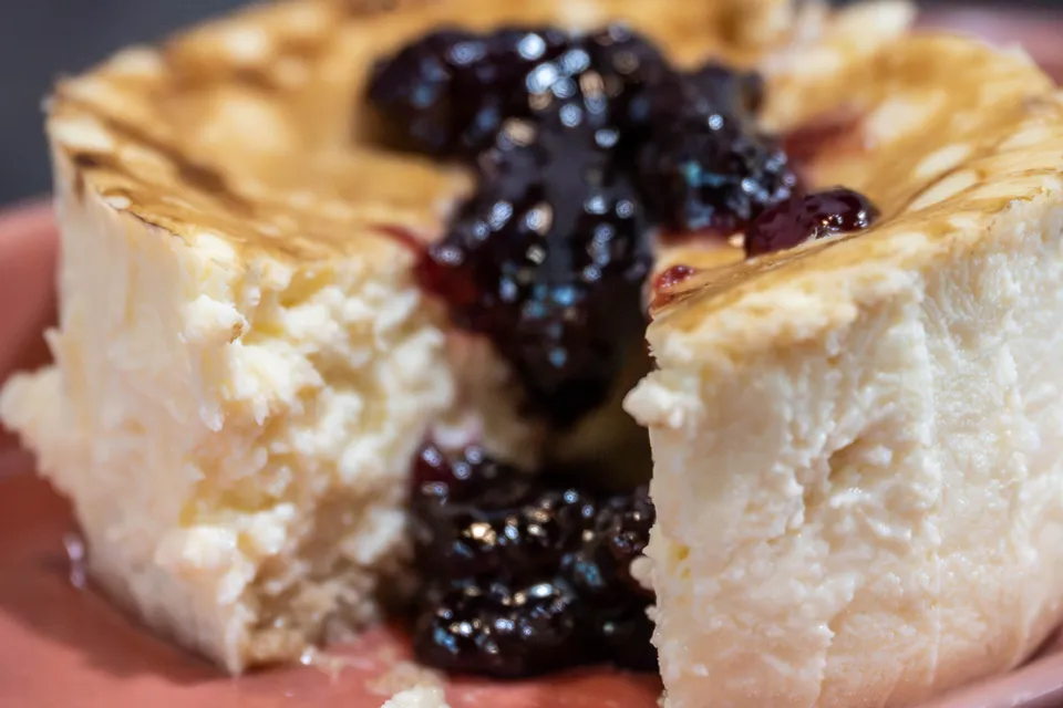 Tarta de queso con frutos rojos